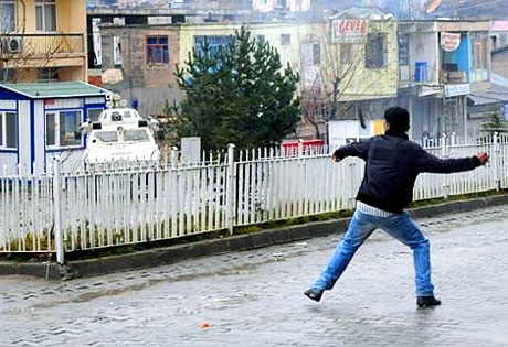 Diyarbakır Karıştı 1 Öğrenci Öldü galerisi resim 19