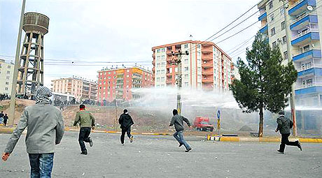 Diyarbakır Karıştı 1 Öğrenci Öldü galerisi resim 2