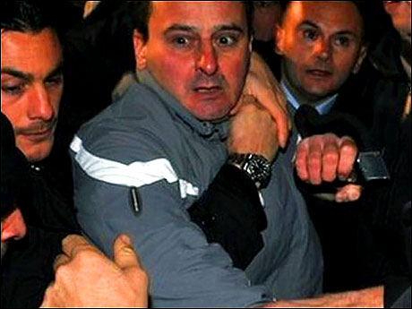 Berlusconi'nin burnunu kırdılar! galerisi resim 19