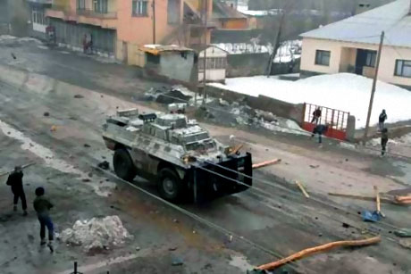 Polis, kadın çocuk ayırmadı! galerisi resim 1