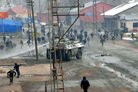 Polis, kadın çocuk ayırmadı! galerisi resim 11