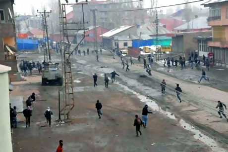 Polis, kadın çocuk ayırmadı! galerisi resim 14