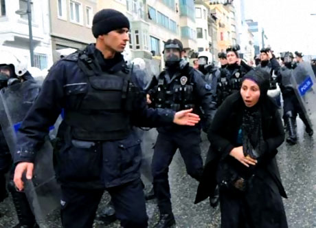 Polis, kadın çocuk ayırmadı! galerisi resim 15