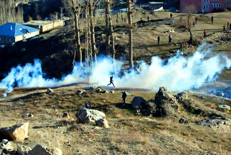 Polis, kadın çocuk ayırmadı! galerisi resim 22