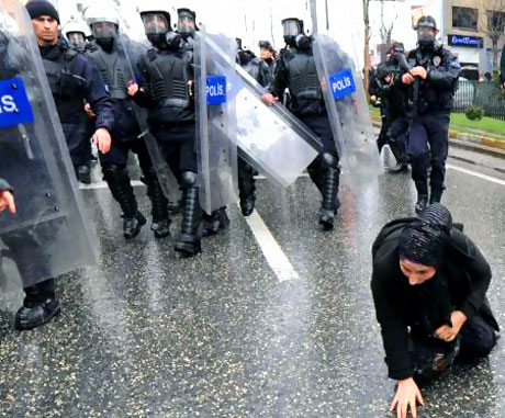 Polis, kadın çocuk ayırmadı! galerisi resim 29