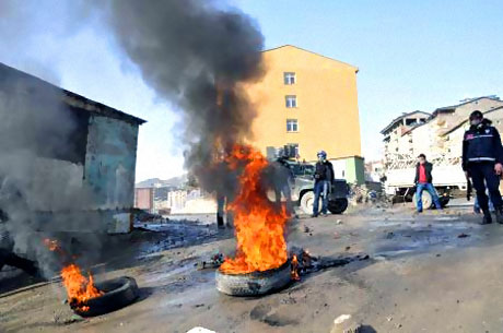 Polis, kadın çocuk ayırmadı! galerisi resim 30