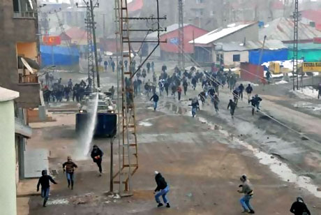 Polis, kadın çocuk ayırmadı! galerisi resim 31