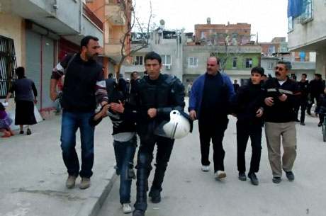 Polis, kadın çocuk ayırmadı! galerisi resim 33