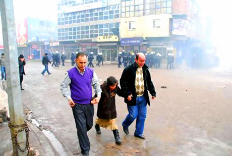 Polis, kadın çocuk ayırmadı! galerisi resim 39