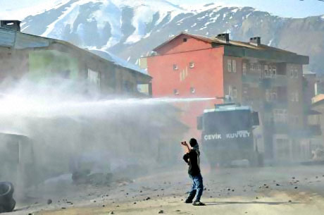 Polis, kadın çocuk ayırmadı! galerisi resim 4