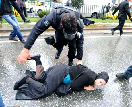 Polis, kadın çocuk ayırmadı! galerisi resim 43