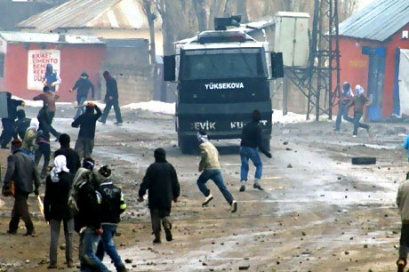 Polis, kadın çocuk ayırmadı! galerisi resim 45