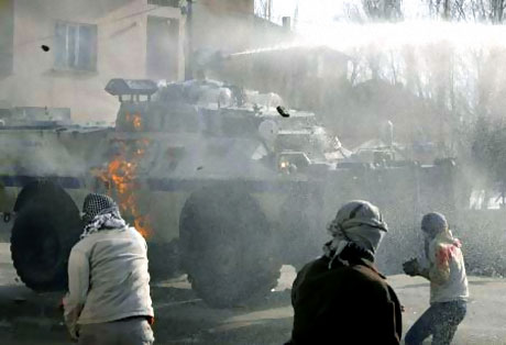 Polis, kadın çocuk ayırmadı! galerisi resim 46