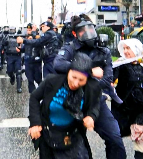 Polis, kadın çocuk ayırmadı! galerisi resim 48