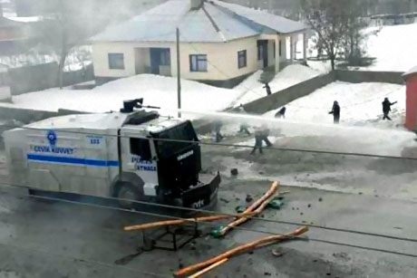 Polis, kadın çocuk ayırmadı! galerisi resim 53