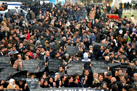 Polis, kadın çocuk ayırmadı! galerisi resim 6