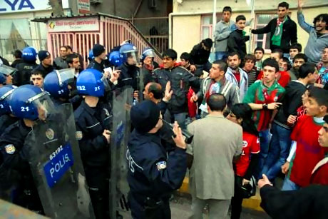 Diyarbakır Bursa maçında olaylar çıktı! galerisi resim 11
