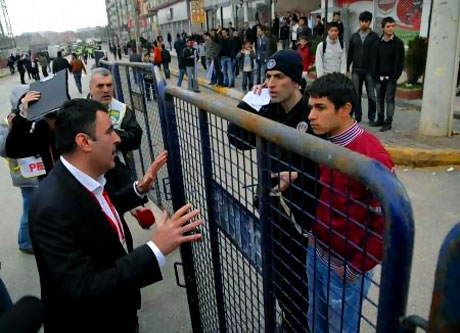 Diyarbakır Bursa maçında olaylar çıktı! galerisi resim 14