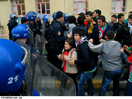 Diyarbakır Bursa maçında olaylar çıktı! galerisi resim 21