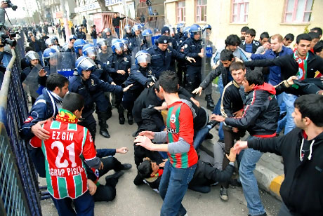 Diyarbakır Bursa maçında olaylar çıktı! galerisi resim 23