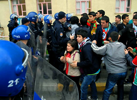 Diyarbakır Bursa maçında olaylar çıktı! galerisi resim 29