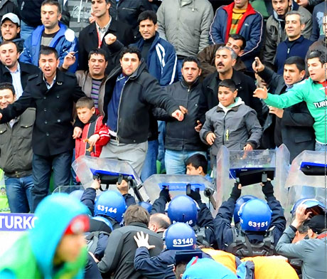 Diyarbakır Bursa maçında olaylar çıktı! galerisi resim 44