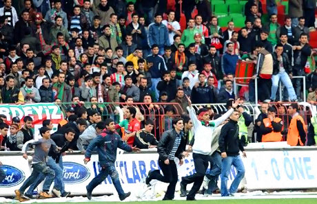Diyarbakır Bursa maçında olaylar çıktı! galerisi resim 47