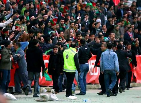 Diyarbakırspor - İBB maçında olaylar çıktı galerisi resim 10