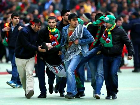 Diyarbakırspor - İBB maçında olaylar çıktı galerisi resim 13