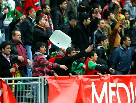 Diyarbakırspor - İBB maçında olaylar çıktı galerisi resim 18