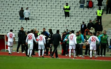 Diyarbakırspor - İBB maçında olaylar çıktı galerisi resim 6