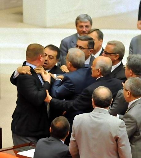 Vekiller birbirinin boğazını sıktı! galerisi resim 1