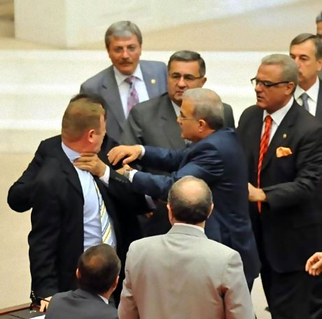 Vekiller birbirinin boğazını sıktı! galerisi resim 2