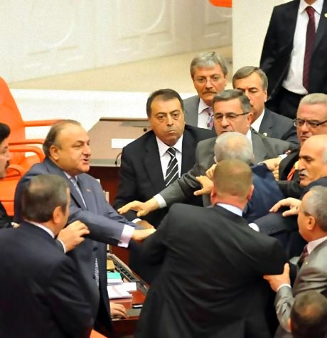 Vekiller birbirinin boğazını sıktı! galerisi resim 5