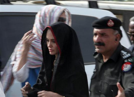 Angelina Jolie Felaket bölgesininde galerisi resim 3