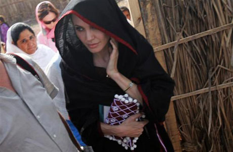 Angelina Jolie Felaket bölgesininde galerisi resim 6