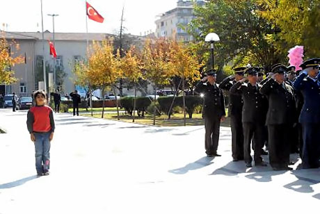 Asker Diyarbakır'da sloganlarla yürüdü galerisi resim 1