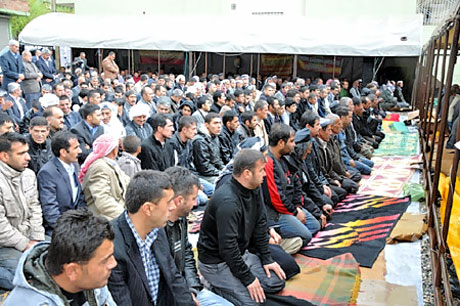 Onbinler 'Sivil Cuma' namazı kıldı galerisi resim 12