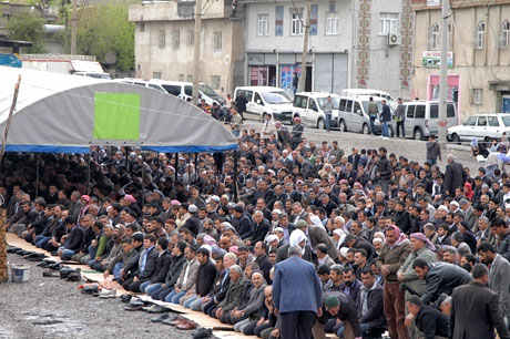 Onbinler 'Sivil Cuma' namazı kıldı galerisi resim 2