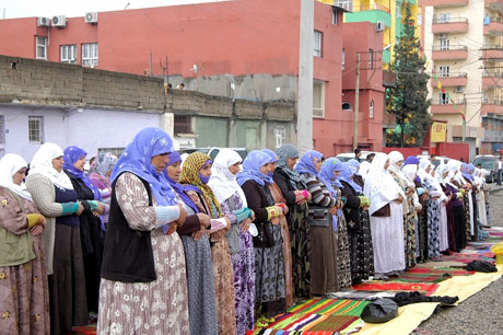 Onbinler 'Sivil Cuma' namazı kıldı galerisi resim 37