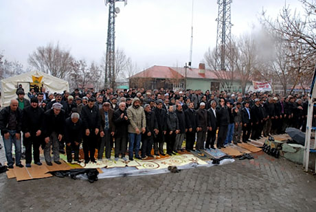 Onbinler 'Sivil Cuma' namazı kıldı galerisi resim 5