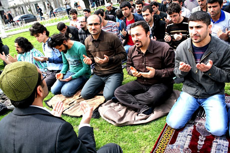 Onbinler 'Sivil Cuma' namazı kıldı galerisi resim 72