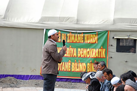 Onbinler 'Sivil Cuma' namazı kıldı galerisi resim 8