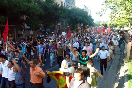 YSK'ya Diyarbakır ve Taksim'de protesto galerisi resim 35