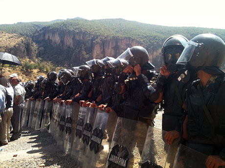 'Canlı Kalkanlara' sert müdahale galerisi resim 18