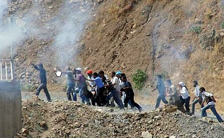 'Canlı Kalkanlara' sert müdahale galerisi resim 3