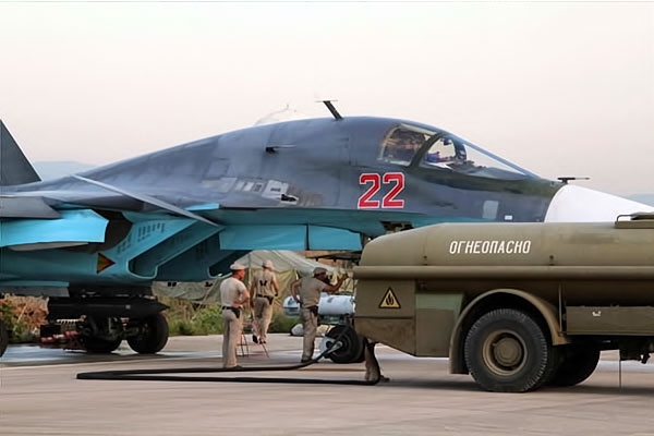 Rus jetlerinin IŞİD'i vurduğu üsten ilk görüntüler galerisi resim 11