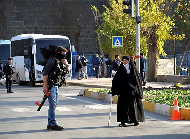 Diyarbakır’da 'Sur' protestosunda olaylar çıktı galerisi resim 34