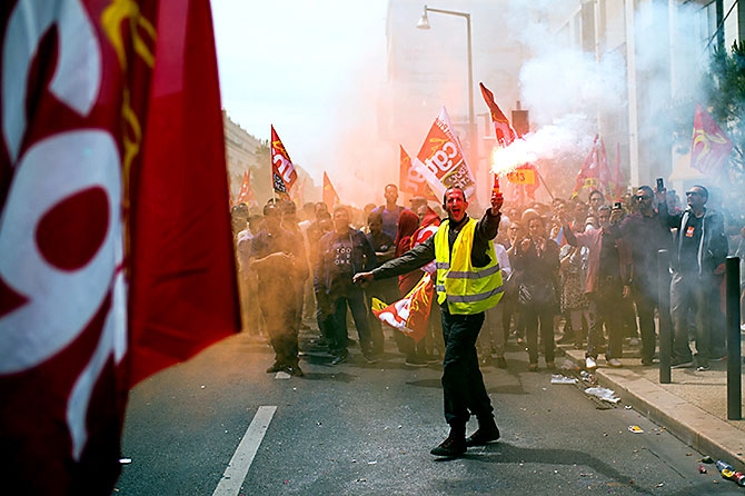 Fransa'da işçiler ayakta galerisi resim 4