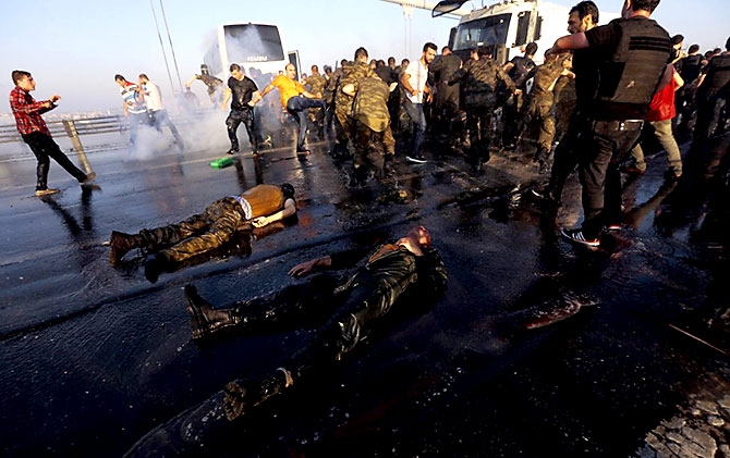 Türkiye'yi sarsan geceden fotoğraflar galerisi resim 110